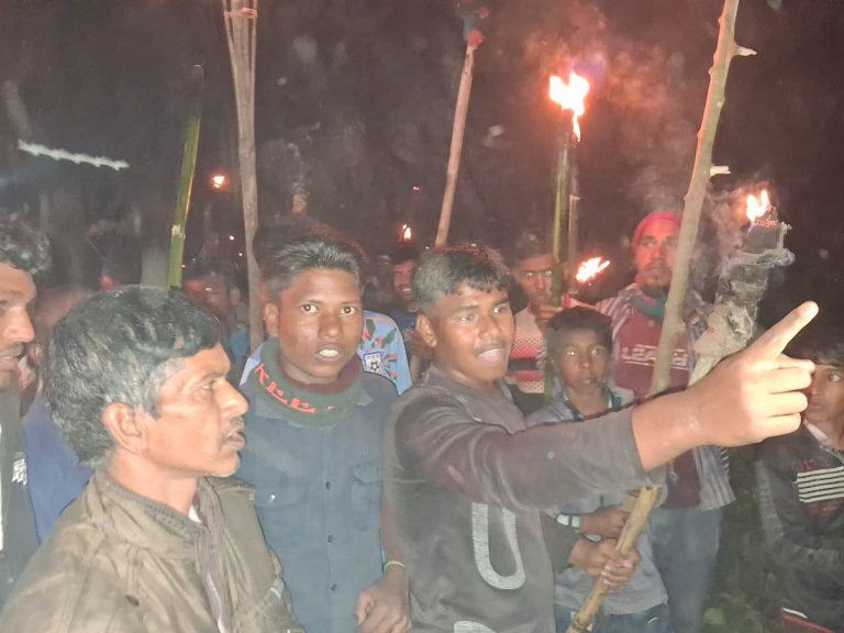 বুড়িতিস্তা নদী খনন প্রকল্প বাতিলের দাবিতে ডিমলায় মশাল মিছিল