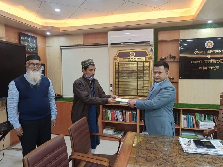 জামালপুরে সড়ক দুর্ঘটনায় নিহত চার পরিবারের হাতে আর্থিক সহায়তা চেক হস্তান্তর