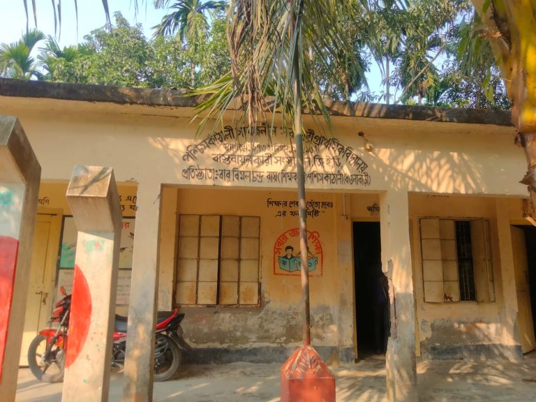 ঝুঁকিপূর্ণ ভবনে শিক্ষা কার্যক্রম: নতুন ভবনের অপেক্ষায় জলঢাকার পশ্চিম কাঁঠালি সরকারী প্রাথমিক বিদ্যালয়