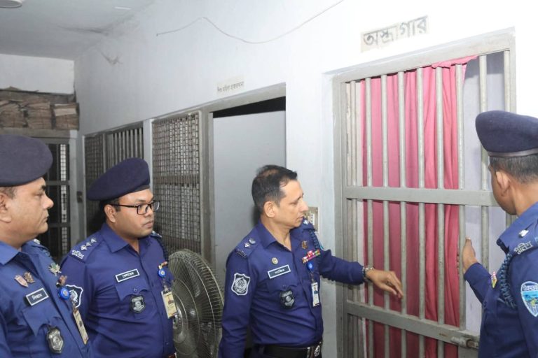 রাউজানে তিন আইনশৃঙ্খলা ইউনিট পরিদর্শনে চট্টগ্রামের পুলিশ সুপার