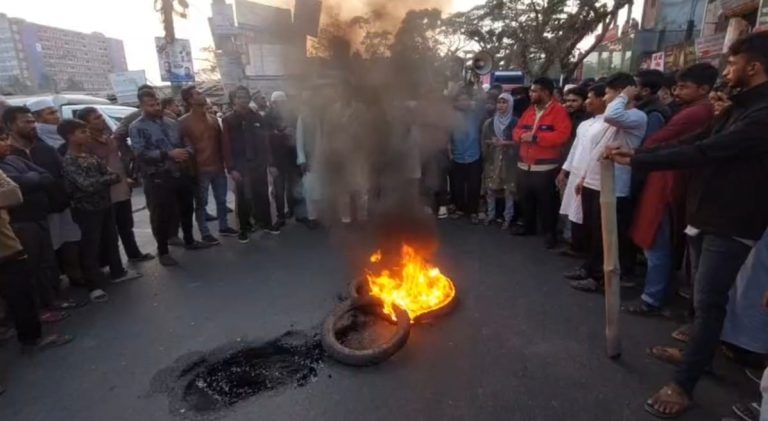 ঢাকায় ওসমান হাদি গুলিবিদ্ধ হওয়ার প্রতিবাদে ঝালকাঠিতে সড়ক অবরোধ