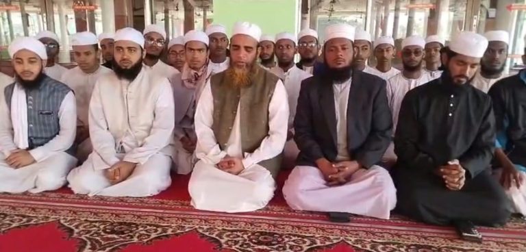 গুলিবিদ্ধ ওসমান হাদীর সুস্থতা কামনায় ঝালকাঠি এন এস কামিল মাদ্রাসায় দোয়া মোনাজাত