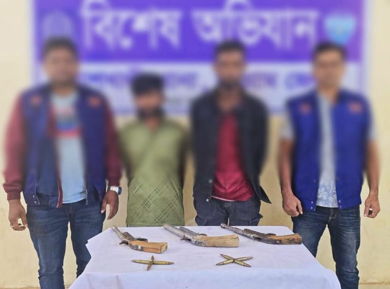বাঁশখালীতে চেকপোস্টে টেম্পু থেকে ৩টি আগ্নেয়াস্ত্র ও ৮ রাউন্ড গুলি উদ্ধার, গ্রেপ্তার ২