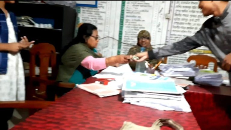 নীলফামারী সরকারি প্রাথমিক বিদ্যালয়ে টিসি ও সনদ দিতে অর্থ আদায়ের অভিযোগ