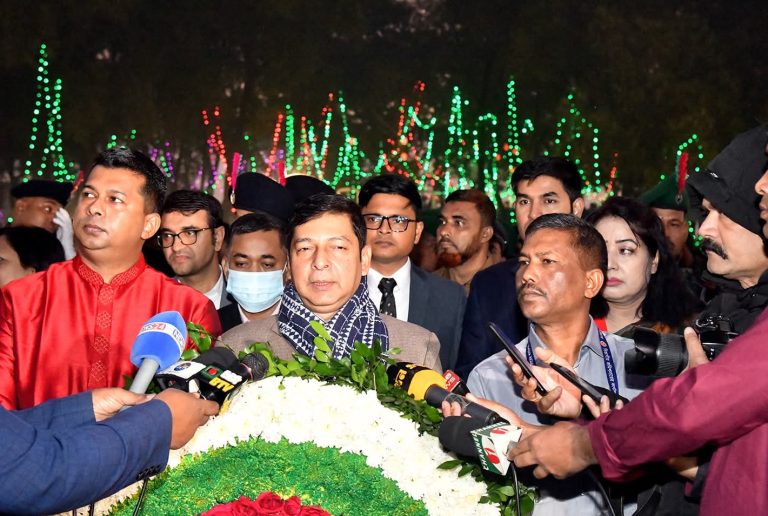 চট্টগ্রামে মহান বিজয় দিবসে বীর শহিদের প্রতি শ্রদ্ধা ও পুষ্পস্তবক অর্পণ