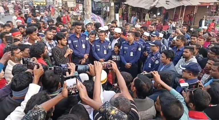 ওসমান হাদি হত্যার বিচার দাবিতে ঝালকাঠিতে তৃতীয় দিনের মতো মহাসড়ক অবরোধ, যান চলাচল বন্ধ