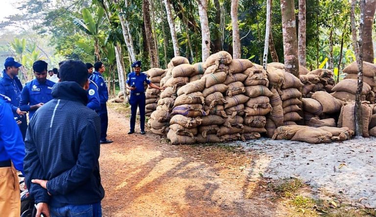 ঝালকাঠির নলছিটিতে পরিত্যক্ত ৪৫০ বস্তা আলু জব্দ