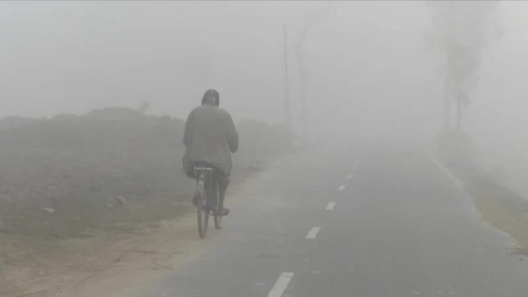ঘন কুয়াশা, কনকনে ঠান্ডা আর হিমেল বাতাসে বিপর্যস্ত কুড়িগ্রামের জনজীবন