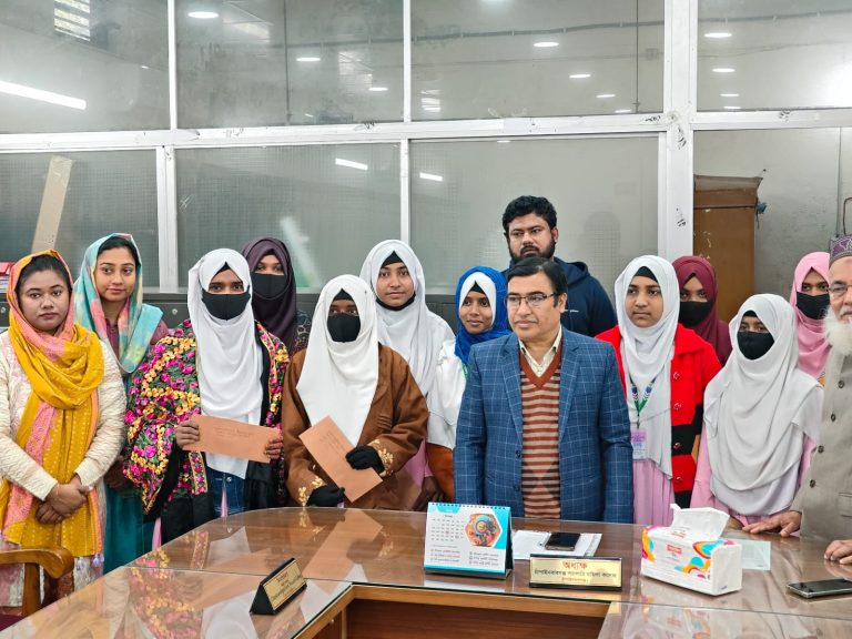 চাঁপাইনবাবগঞ্জ সরকারি মহিলা কলেজের প্রয়াত শিক্ষক প্রফেসর মুসলিমা খাতুনের স্মরণে শিক্ষাবৃত্তি বিতরণ