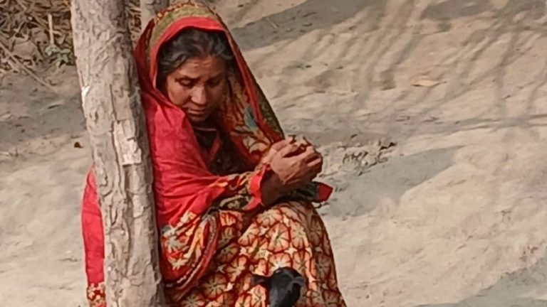 কুড়িগ্রামে তীব্র শীত ও ঘন কুয়াশায় বিপর্যস্ত জনজীবন, চরম দুর্ভোগে চরাঞ্চলের মানুষ