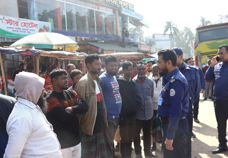 অপরাধমুক্ত পিরোজপুর গড়তে মাঠে নেমে জনসাধারণের সঙ্গে মতবিনিময়ে পুলিশ সুপার