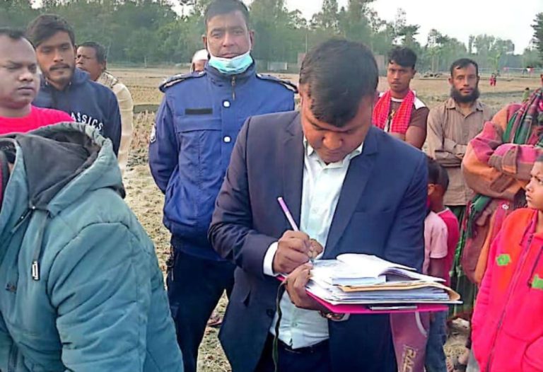 উলিপুরে ফসলি জমি থেকে অবৈধ মাটি কাটার অপরাধে দুইজনকে জরিমানা