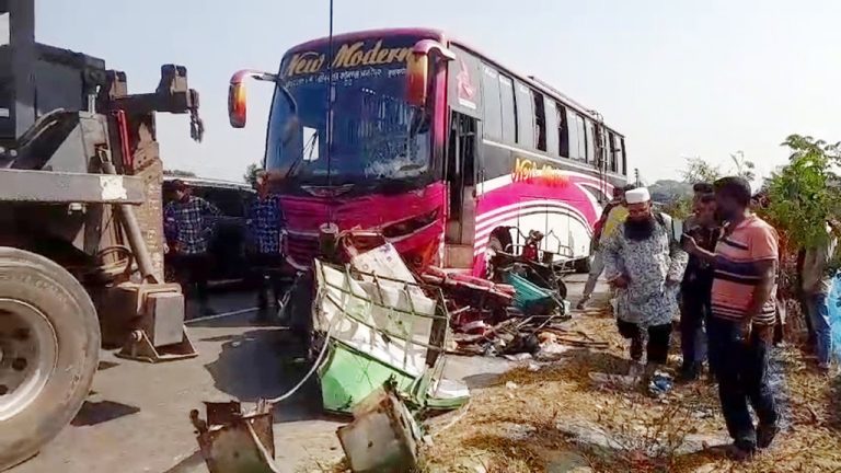 ভাঙ্গায় বাসচাপায় অটোরিকশার তিন যাত্রী নিহত, আহত শিশুসহ আরও চারজন