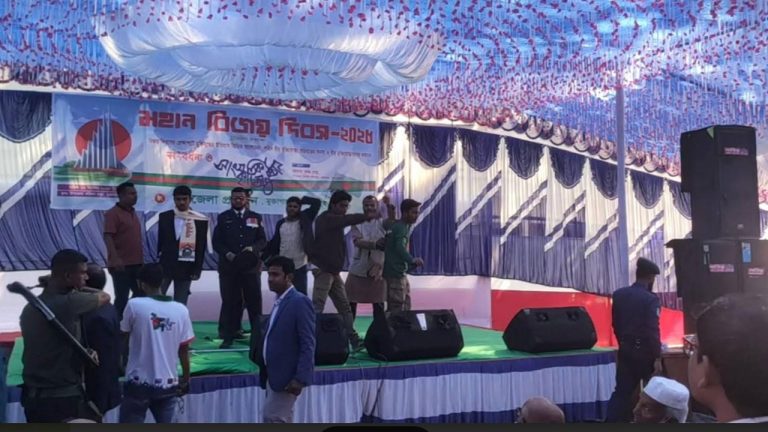 মঞ্চে মুক্তিযোদ্ধার ‘জয় বাংলা, জয় বঙ্গবন্ধু’ স্লোগান! মুক্তিযোদ্ধাদের সংবর্ধনা স্থগিত