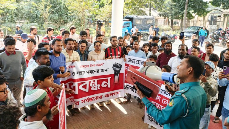 টঙ্গীতে ছিনতাই প্রতিরোধে থানাঘেরাও: এলাকাবাসীর বিক্ষোভ