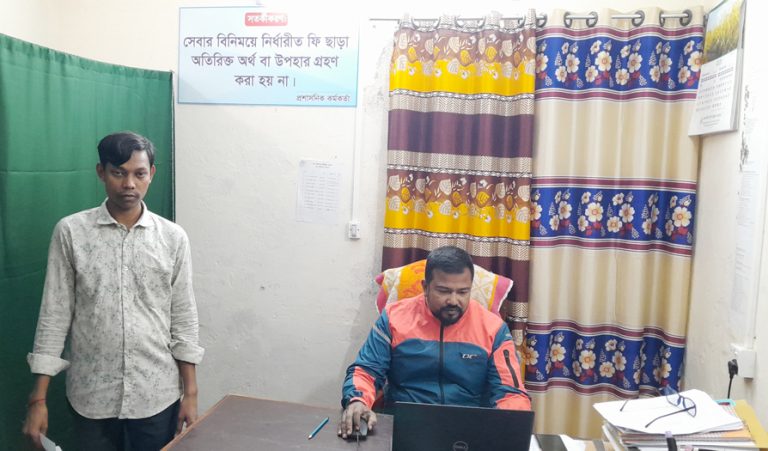 পঞ্চগড়ে ভজনপুর ইউনিয়নে সরকারি সেবার বিনিময়ে অতিরিক্ত অর্থ গ্রহণ নিষিদ্ধ সাইনবোর্ড