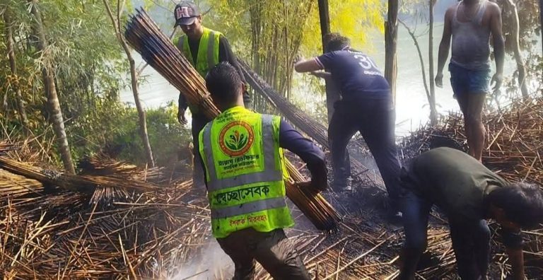 কাঠালিয়ার আমুয়া বড়ইবাড়িতে গুদামে আ-গু-ন, নিয়ন্ত্রণে ফায়ার সার্ভিস ও ইয়ুথ রেডকেয়ার নামের মানবিক ফাউন্ডেশন 