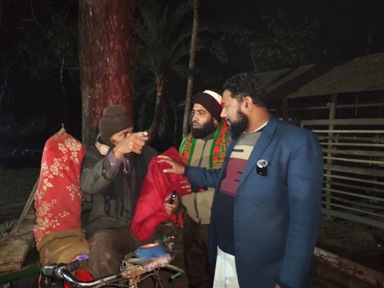 পিরোজপুরে গভীর রাতে শীতার্তদের পাশে জেলা জামায়াত