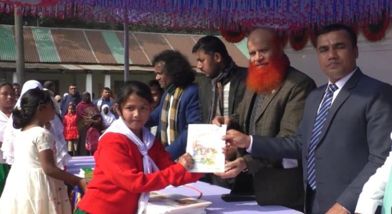 কুড়িগ্রামে বছরের প্রথম দিনে শিক্ষার্থীদের হাতে নতুন বই, কিছু স্তরে সংকট