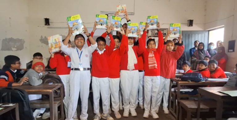 শোকের আবহে বরিশালে শিক্ষার্থীদের হাতে নতুন বই, উৎসব ছাড়াই শুরু শিক্ষাবর্ষ