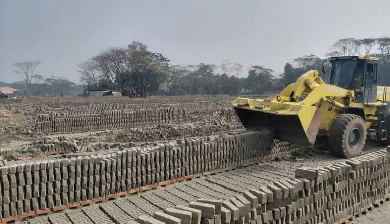 বরিশালে অবৈধ ইটভাটায় অভিযান:  তিনটি অবৈধ ইটভাটা গুঁড়িয়ে দেওয়া সহ ১০ লাখ টাকা জরিমানা