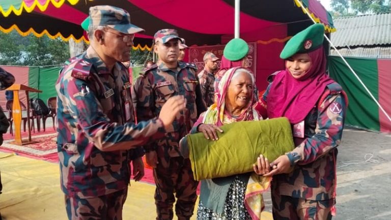 শৈত্যপ্রবাহে নীলফামারীর সীমান্তবর্তী শীতার্ত মানুষের পাশে বিজিবি