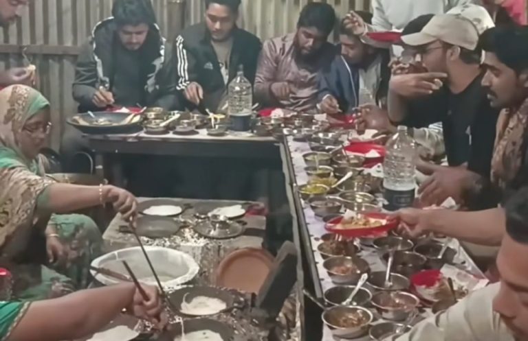 নাসিরনগরে শীতের আমেজে জমে উঠেছে ঐতিহ্যবাহী পিঠার বাজার