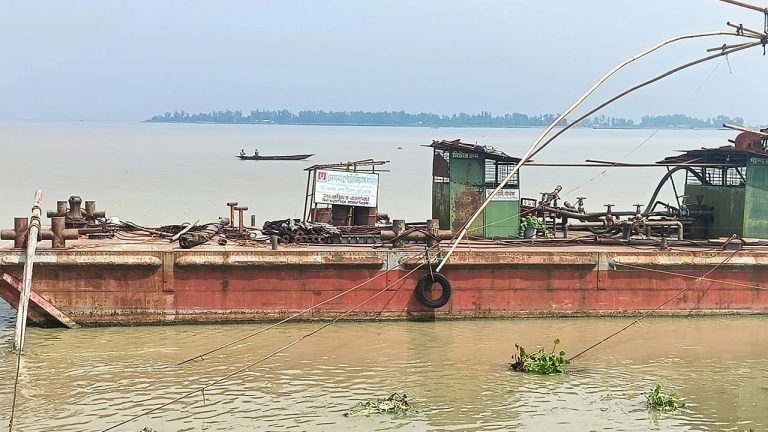 চিলমারীর ভাসমান তেল ডিপোতে ৮ বছর ধরে তেল নেই, বাড়তি দামে জ্বালানি কিনে বিপাকে কৃষক