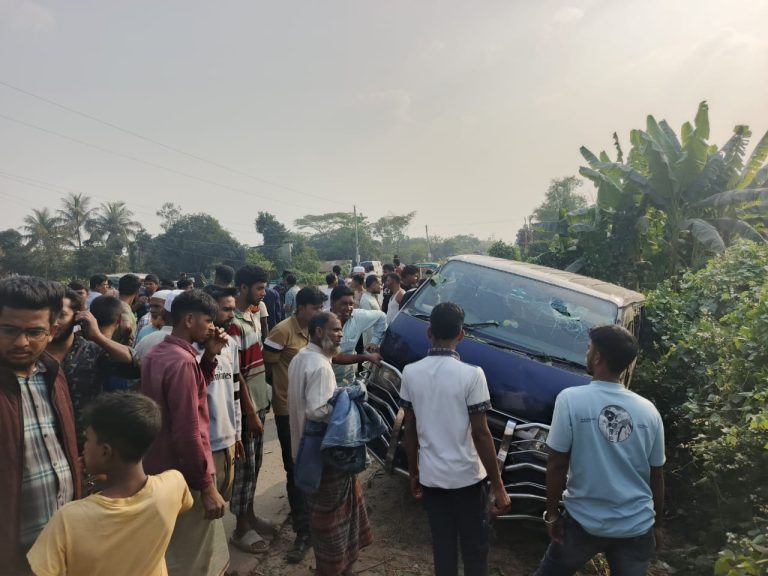 মিরসরাইয়ে বরযাত্রীবাহী মাইক্রোবাস নিয়ন্ত্রণ হারিয়ে নিহত ১