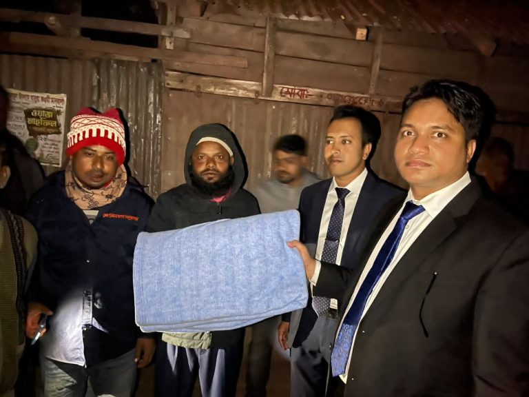 পিরোজপুরে শীতার্তদের পাশে জেলা প্রশাসন, কম্বল বিতরণ