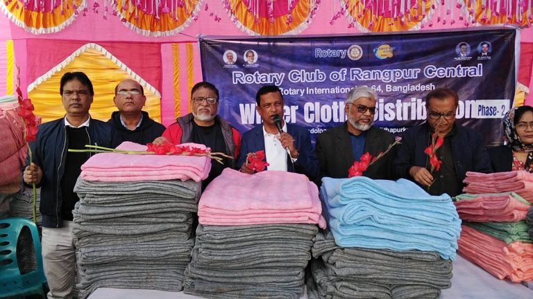 মিঠাপুকুরে শীতার্তদের পাশে দাঁড়ালো রোটারি ক্লাব ও হামিদা খাতুন ট্রাস্ট, কম্বল বিতরণ