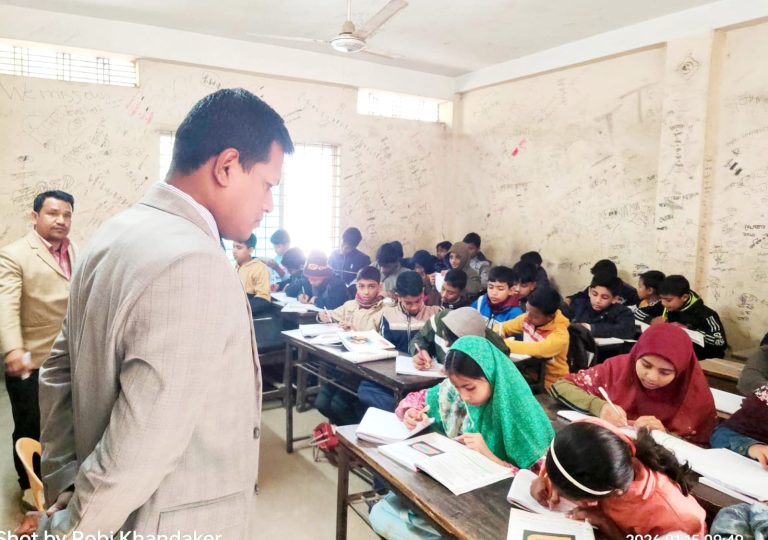 মিঠাপুকুরে শিক্ষার্থীদের ইংরেজি পড়ালেন ইউএনও, ব্যতিক্রমী উদ্যোগে শিক্ষাঙ্গনে প্রশংসা