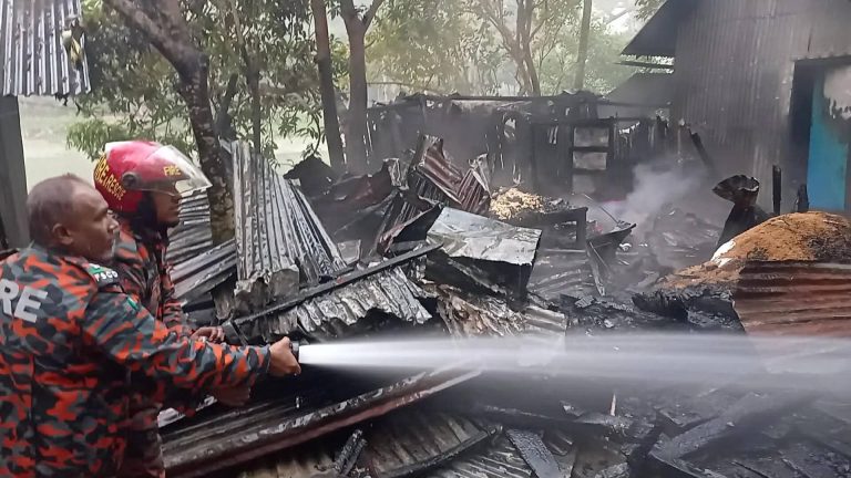 ঝালকাঠিতে বসতঘরে অগ্নিকাণ্ডে এক শিশু দগ্ধ, ক্ষয়ক্ষতি প্রায় তিন লাখ টাকা
