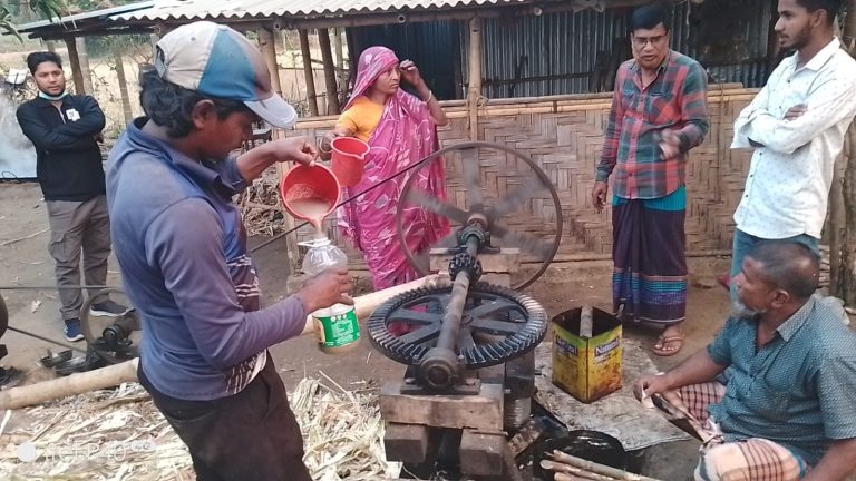 আধুনিক যন্ত্রে গুর, লালি ও রস উৎপাদন করছেন কৃষক পারভেজ আলী