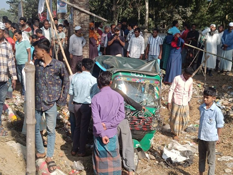 মিরসরাইয়ে মহাসড়কে ট্রাকের ধাক্কায় সিএনজি উল্টে শিক্ষার্থীসহ নিহত ২