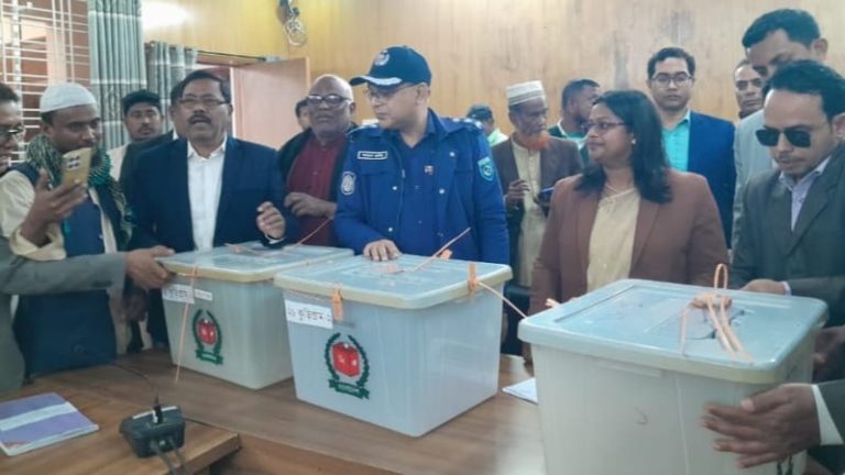 কুড়িগ্রামে পোস্টাল ব্যালটের লক উদ্বোধন, ভোট গ্রহণের প্রস্তুতি সম্পন্ন