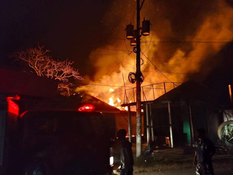 চরভদ্রাসনে ভয়াবহ অগ্নিকাণ্ডে দুই দোকান পুড়ে ছাই, ক্ষতি প্রায় ১০ লাখ টাকা