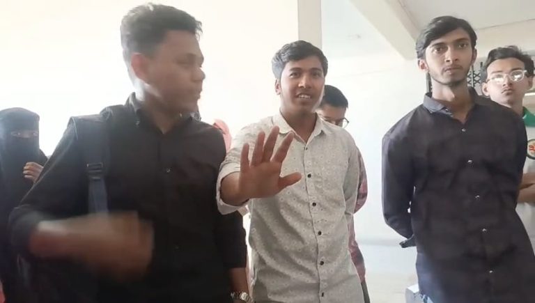 জাতীয় কবি নজরুল বিশ্ববিদ্যালয়ে তথ্য সংগ্রহ করতে গিয়ে সাংবাদিকদের হেনস্তা ও অবরুদ্ধ করার চেষ্টা!