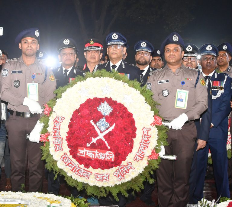 কেন্দ্রীয় শহীদ মিনারে ভাষা শহীদদের প্রতি আইজিপি বাহারুল আলমের শ্রদ্ধা