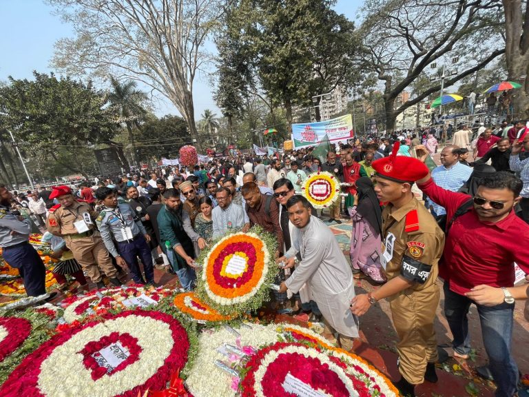 কেন্দ্রীয় শহীদ মিনারে জাতীয় সাংবাদিক সংস্থার শ্রদ্ধার্ঘ্য অর্পণ