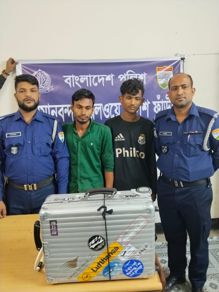 চলন্ত ট্রেনে জাপানি নাগরিকের হারানো লাগেজ উদ্ধার, গ্রেপ্তার ২