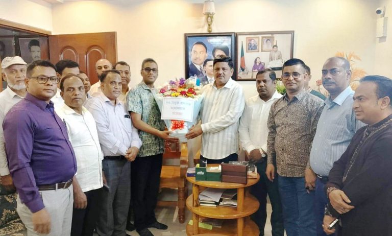 গাজীপুর সিটি করপোরেশনের নবনিযুক্ত প্রশাসককে ফুলেল শুভেচ্ছা