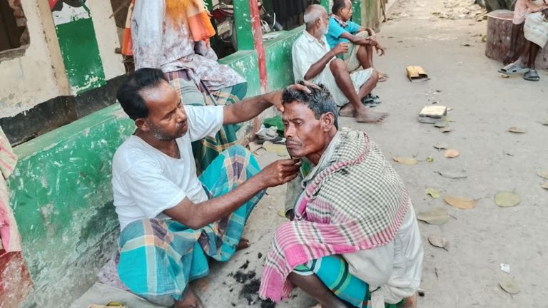 খোলা আকাশের নিচে চলছে চুল-দাঁড়ি কাটার প্রাচীন পেশা