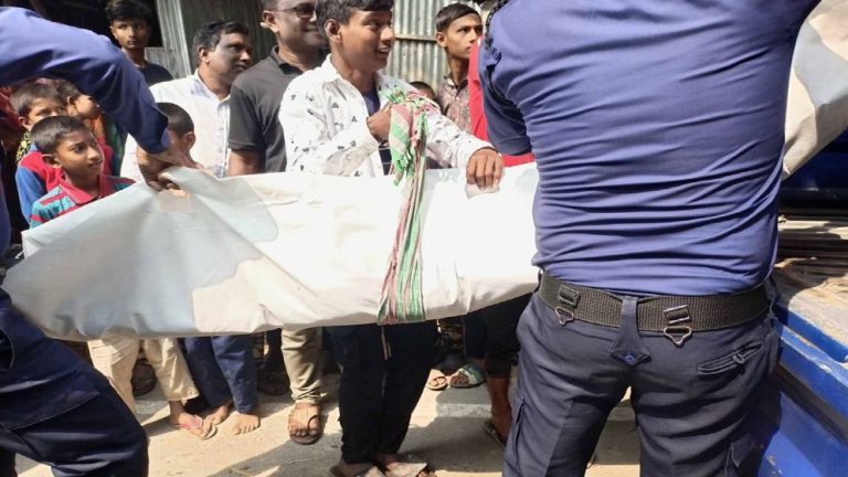 কুড়িগ্রামের রাজারহাটে গৃহবধূর ঝুলন্ত মরদেহ উদ্ধার, স্বামী পলাতক