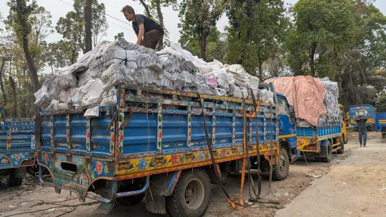 সোনারগাঁওয়ে অবৈধ ছাপাখানায় অভিযান, ২০ লাখ টাকার গাইড বই জব্দ