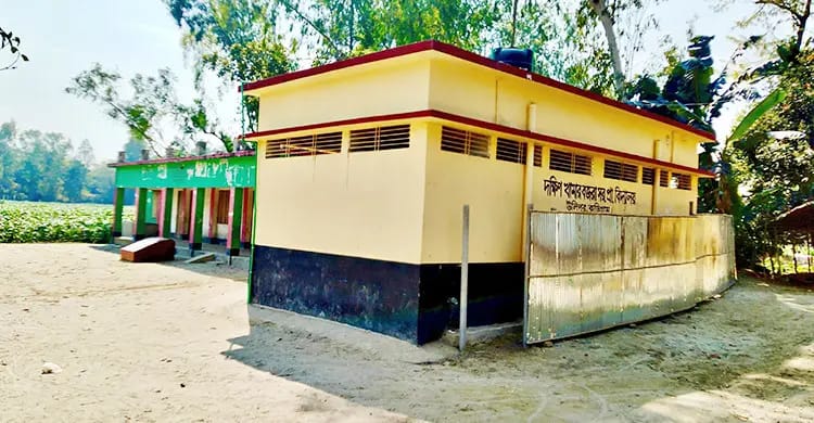 উলিপুরে সরকারি প্রাথমিক বিদ্যালয়ে ভোটকেন্দ্র সংস্কারে অনিয়মের অভিযোগ