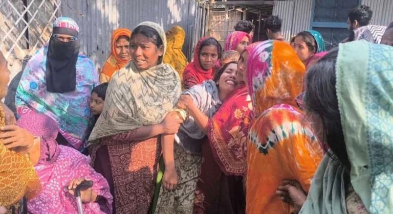 পাবনায় সরিষাক্ষেতে পড়ে ছিল বিবস্ত্র নাতনি, উঠানে দাদির রক্তাক্ত লাশ