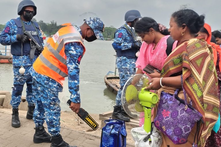 মোংলায় ঈদে নৌ-যাত্রায় নিরাপত্তা নিশ্চিতে কোস্টগার্ডের বিশেষ টহল