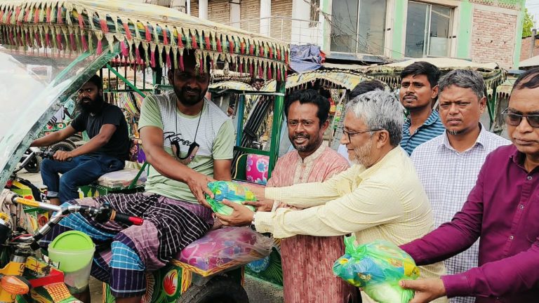ব্যানার–ফেস্টুনের টাকা বাঁচিয়ে শ্রমজীবিদের ঈদ উপহার