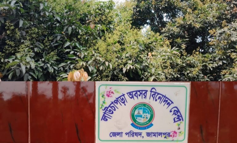 মুকুলের সুবাসে মুখর বকশীগঞ্জের ডুমুরতলার লাউচাপড়া বিনোদন কেন্দ্র